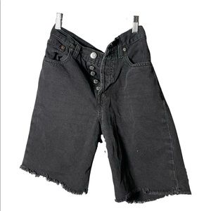 A little bit over the knee shorts in good conditions. HIGH RISE